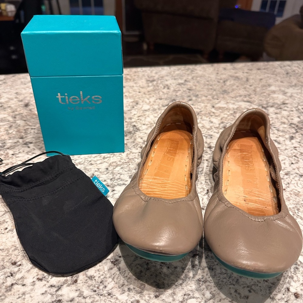 Tieks Taupe Leather Flats with Teal Accent